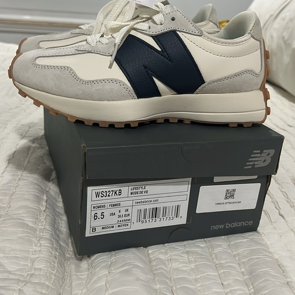 New balance 327 sneakers NEW - Picture 2 of 3
